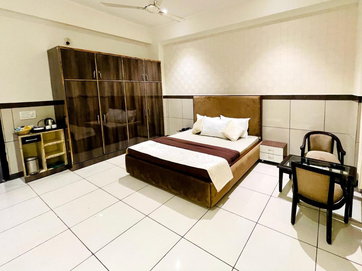 Primrose Hotel And Restaurant Сонипат Экстерьер фото