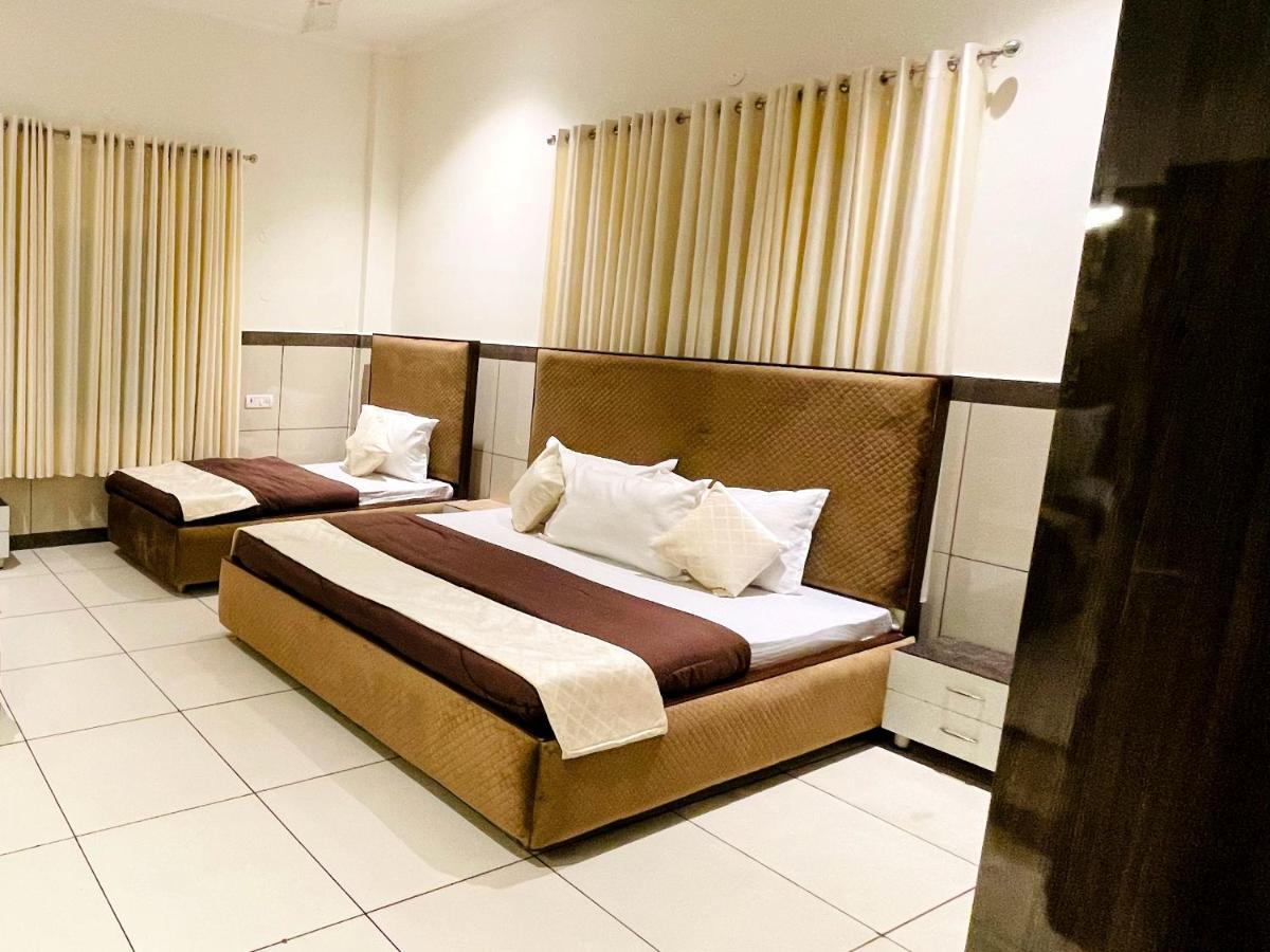 Primrose Hotel And Restaurant Сонипат Экстерьер фото