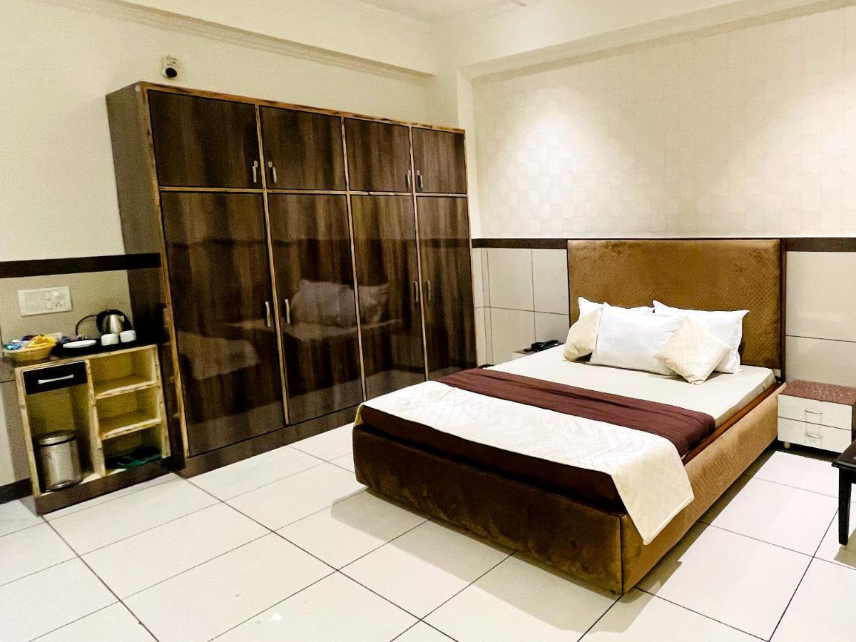 Primrose Hotel And Restaurant Сонипат Экстерьер фото