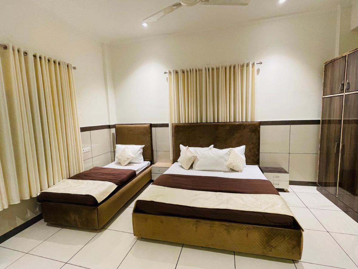 Primrose Hotel And Restaurant Сонипат Экстерьер фото